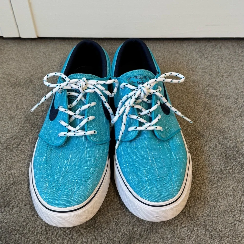 Nike Youth 7 (8.5 women’s) Turquoise Blue Skate Shoes